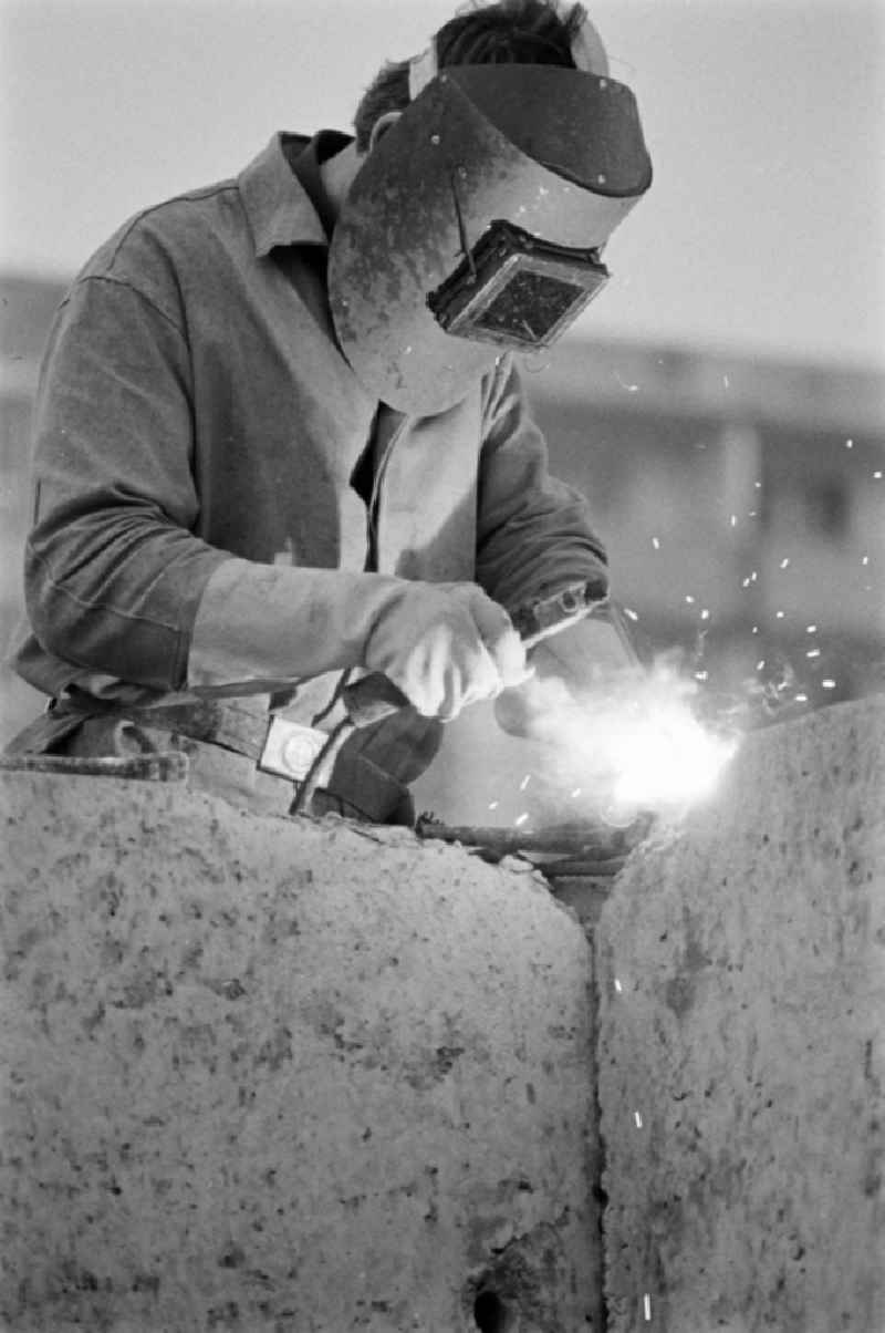 Welding work during the construction of an industrially manufactured prefabricated housing estate in the Marzahn district of East Berlin in the territory of the former GDR, German Democratic Republic