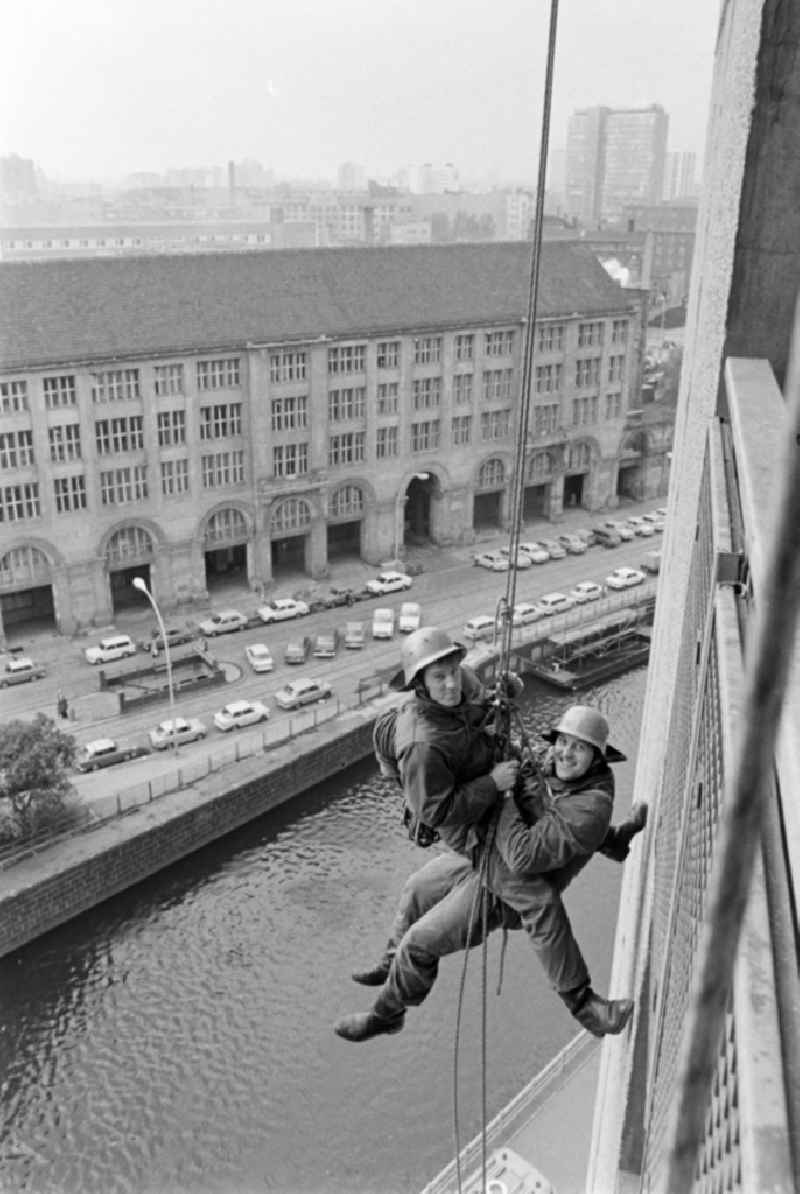 Fire brigade rescue exercise on the facade of a residential building in Fischerinsel Street in the Mitte district of East Berlin in the territory of the former GDR, German Democratic Republic