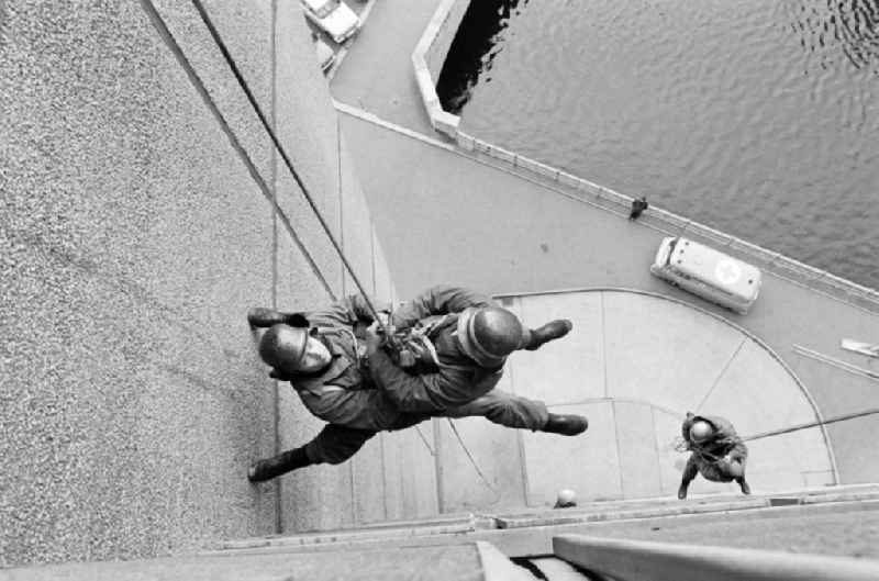 Fire brigade rescue exercise on the facade of a residential building in Fischerinsel Street in the Mitte district of East Berlin in the territory of the former GDR, German Democratic Republic