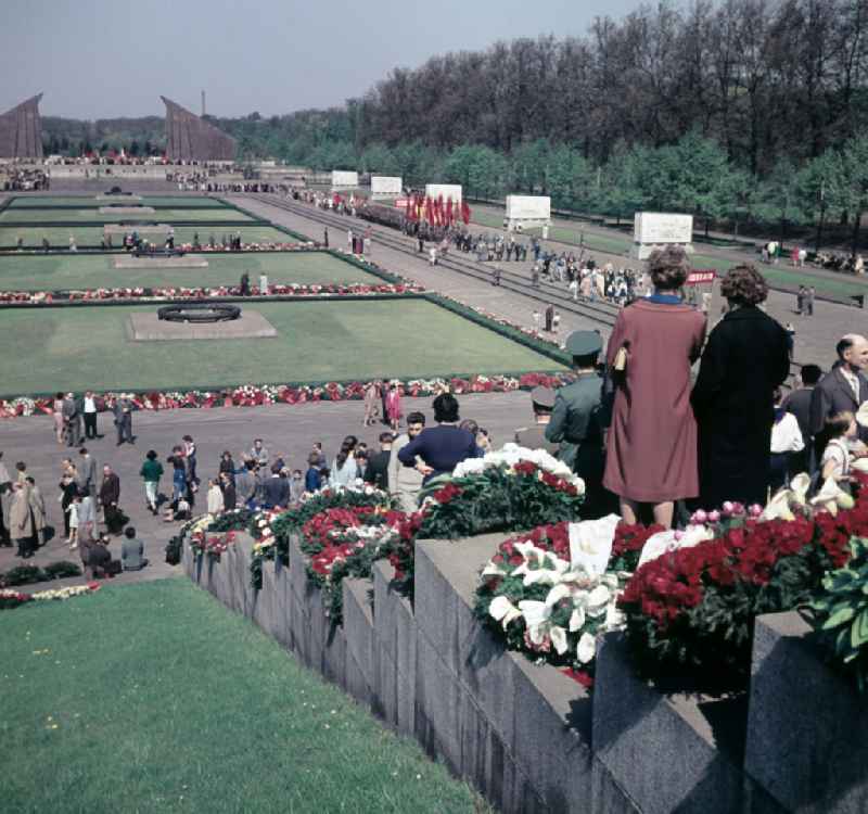 Ceremonial wreath laying at the Soviet Memorial in Treptower Park in Berlin East Berlin on the territory of the former GDR, German Democratic Republic