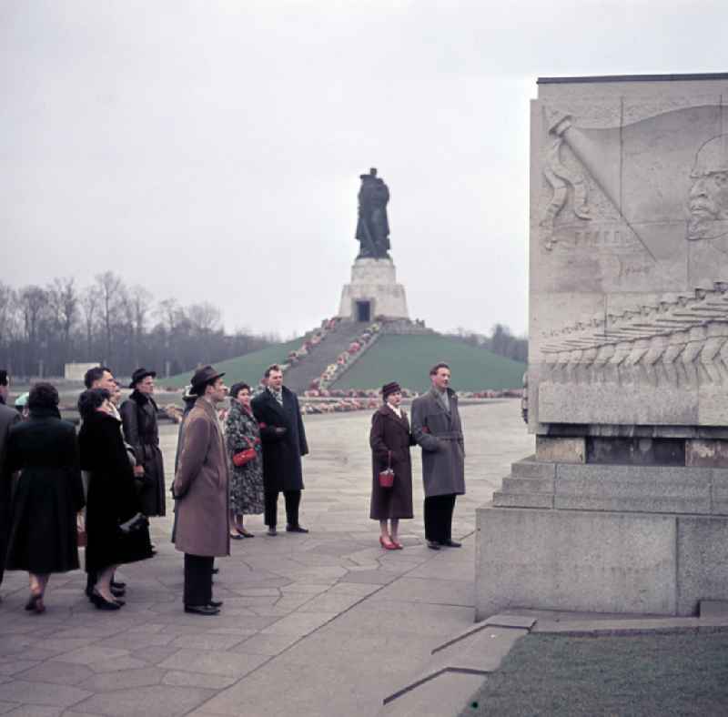 Ceremonial wreath laying at the Soviet Memorial in Treptower Park in Berlin East Berlin on the territory of the former GDR, German Democratic Republic