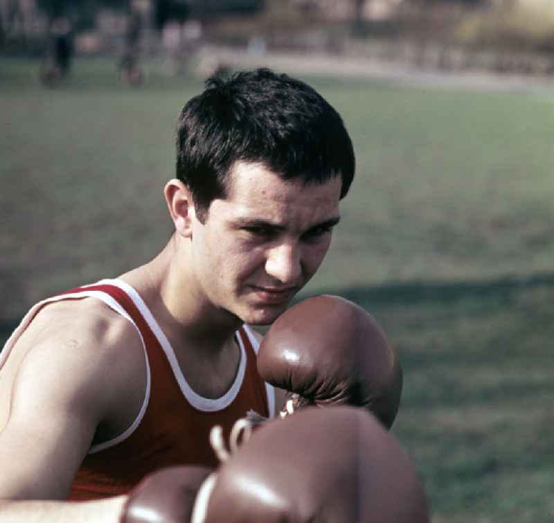 Athlete and competitive athlete Boxer Bernd Anders in Berlin Eastberlin on the territory of the former GDR, German Democratic Republic