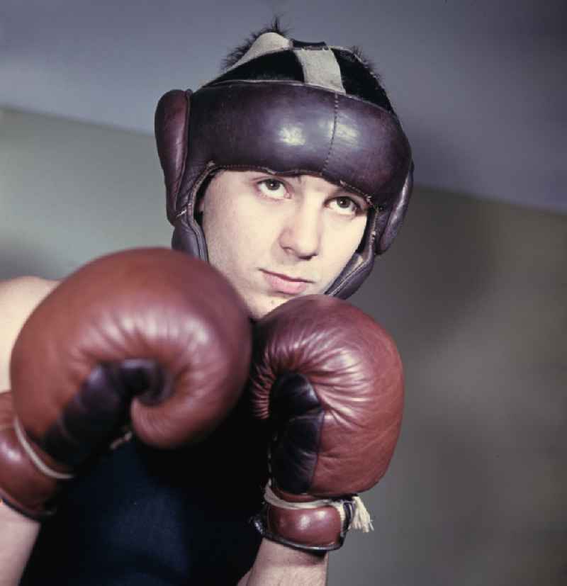 Athlete and competitive athlete Boxer Bernd Anders in Berlin Eastberlin on the territory of the former GDR, German Democratic Republic