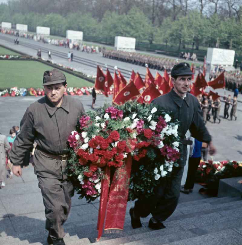 Ceremonial wreath laying at the Soviet Memorial in Treptower Park in Berlin East Berlin on the territory of the former GDR, German Democratic Republic