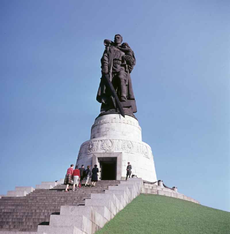 Soviet Memorial in Treptower Park in East Berlin on the territory of the former GDR, German Democratic Republic