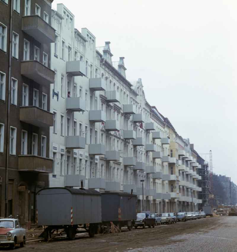 Renovation of old buildings in Willi-Bredel-Strasse in the Prenzlauer Berg district of East Berlin in the area of the former GDR, German Democratic Republic