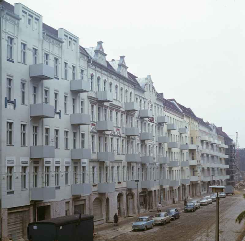 Renovation of old buildings in Willi-Bredel-Strasse in the Prenzlauer Berg district of East Berlin in the area of the former GDR, German Democratic Republic