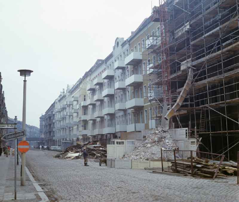 Renovation of old buildings in Willi-Bredel-Strasse in the Prenzlauer Berg district of East Berlin in the area of the former GDR, German Democratic Republic