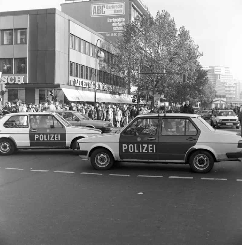 West Berlin police shows present on the Kurfürstendamm to the traffic due to capacity limitations. Visitors from the GDR flow along the Kurfürstendamm