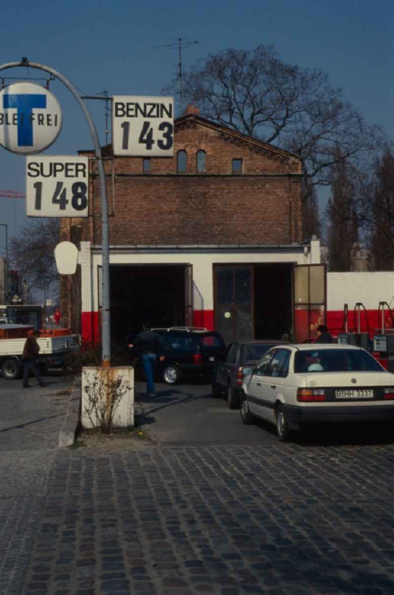 At the end of the Silesian street is the oldest petrol station in Berlin. The petrol station is a listed building