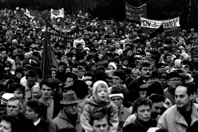 Lichtenberg-Berlin
Demo in Friedrichsfelde für Liebknecht/ Luxemburg
14.01.9