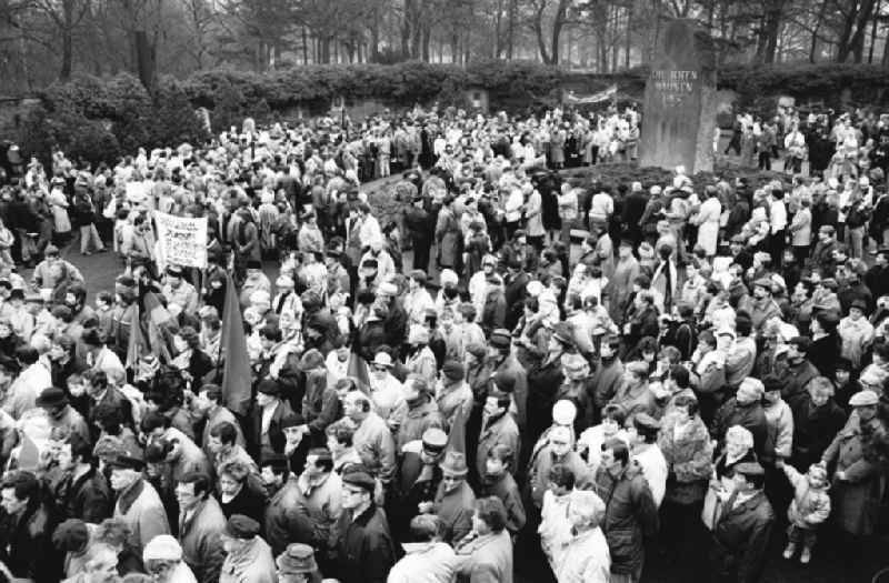 Lichtenberg-Berlin
Demo in Friedrichsfelde für Liebknecht/ Luxemburg
14.01.9