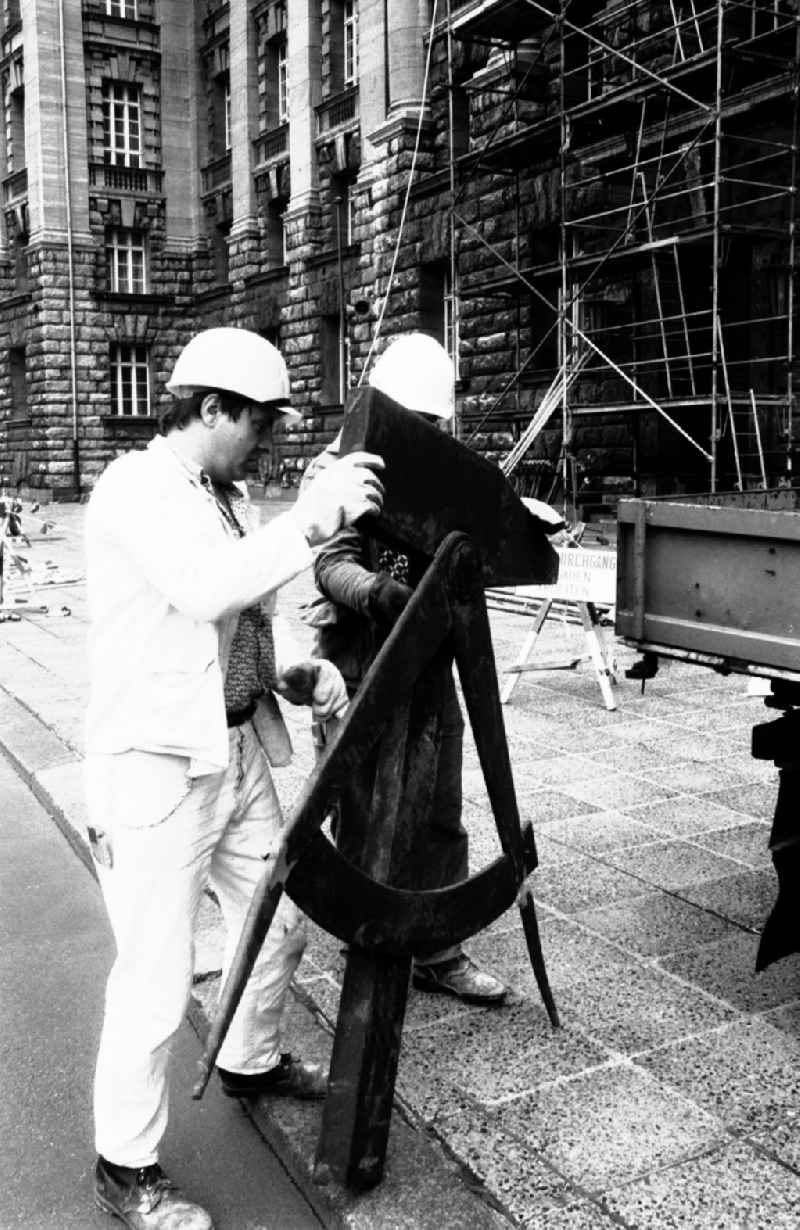 Arbeiter demontieren das Arbeitersymbol - Abbau des DDR-Emblemes am berliner Stadthaus - dem damaligen Sitz des Magistrates der Hauptstadt der DDR.