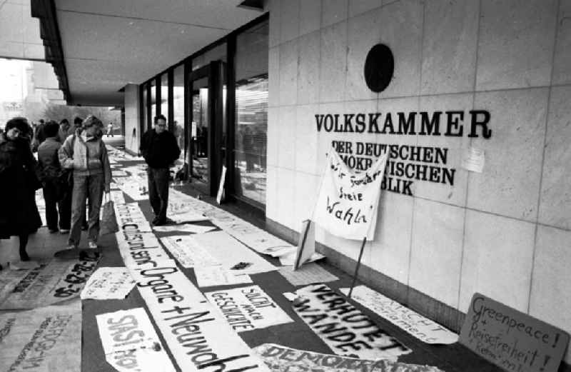 Protestdemonstration von 500 000 im Zentrum Berlins