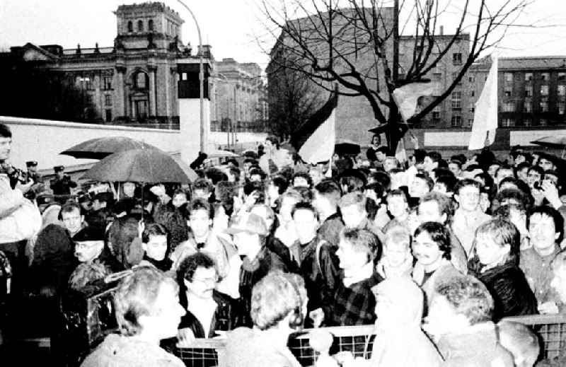 Öffnung des Brandenburger Tores nach 28 Jahren
22.12.89