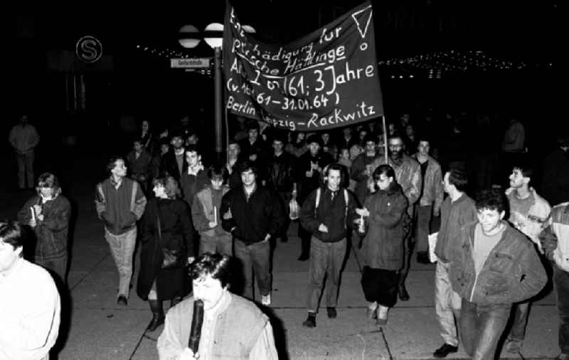 Demo am Alex, ehem. politische Häftlinge fordern Entschädigung
18.12.89