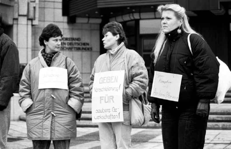 Demo der Gewerkschaftsschule vor dem FDGB-Haus gegen den Mißbrauch der Gewerkschaftsgelder/Soligelder