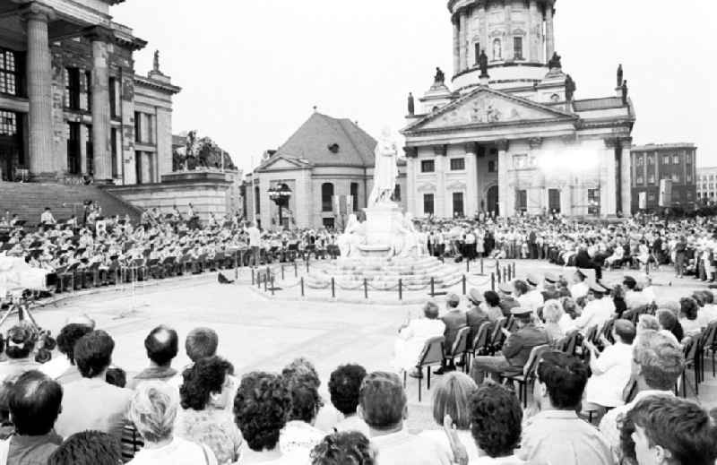 Militärkonzert zum 200. Geburtstag der franz. Revolution auf dem Platz der Akademie
13.