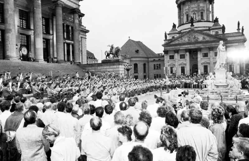 Militärkonzert zum 200. Geburtstag der franz. Revolution auf dem Platz der Akademie
13.