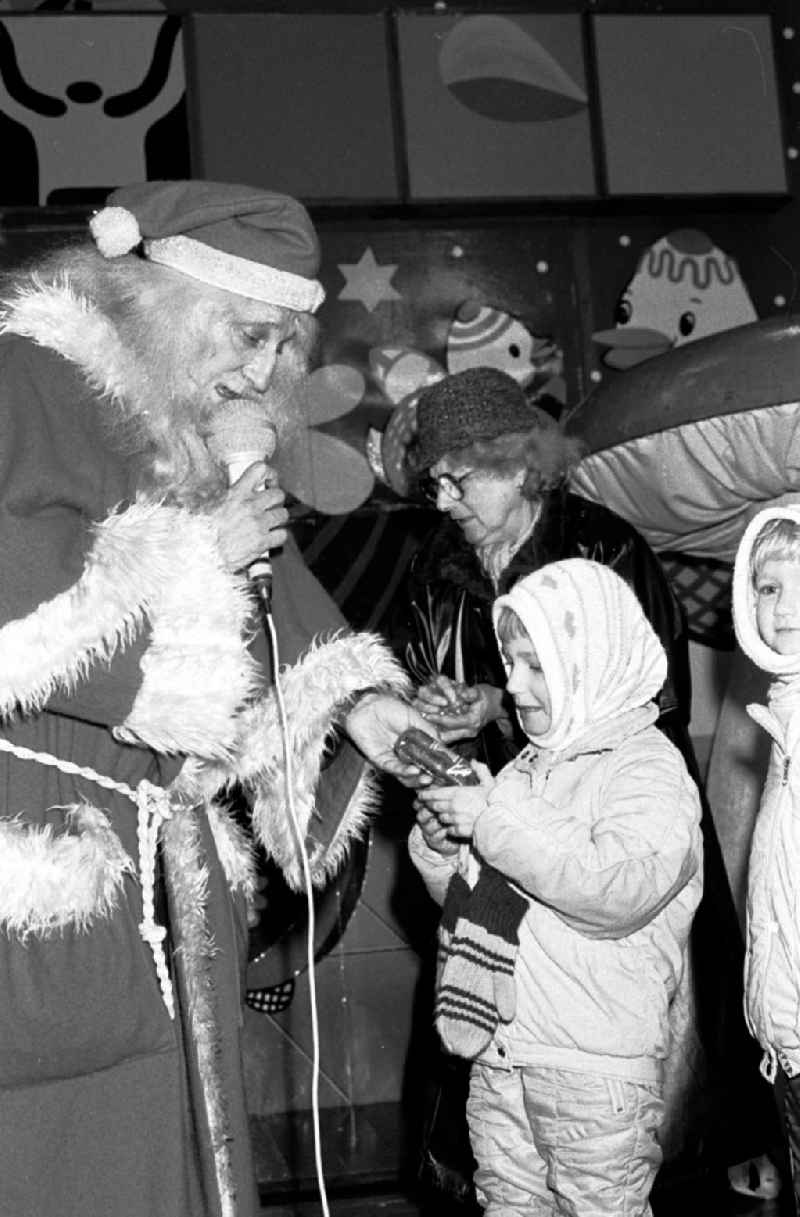 Berliner Weihnachtsmarkt eröffnet
27.11.89