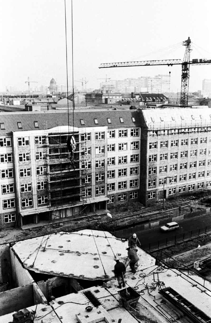 Berlin
Bauarbeiten in der Otto-Grotewohl-Str.
04.01.9