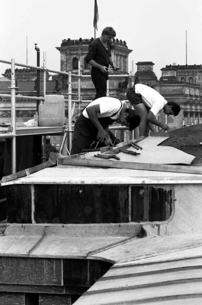 Mitte/Berlin
Brandenburger Tor - Dachdeckerarbeiten
13.08.9