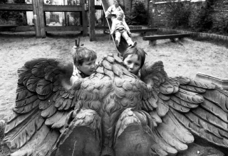 Berlin
Kastanienallee 12, Kinderspielplatz mit Stuckelementen des ehem Berliner Schlosses
17.09.9