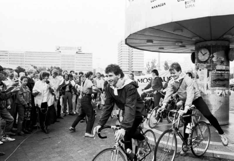 Mitte - Berlin
Radfahrerstart an der Weltzeituhr zur Fahrt nach Moskau
22.06.9