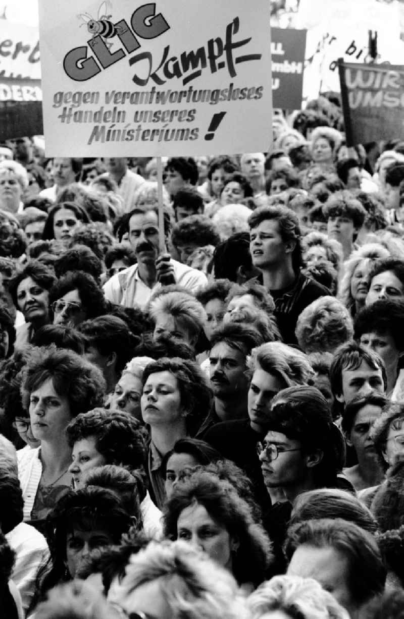 Mitte - Berlin
Handelsleute demonstrieren vor der Volkskammer
13.07.9