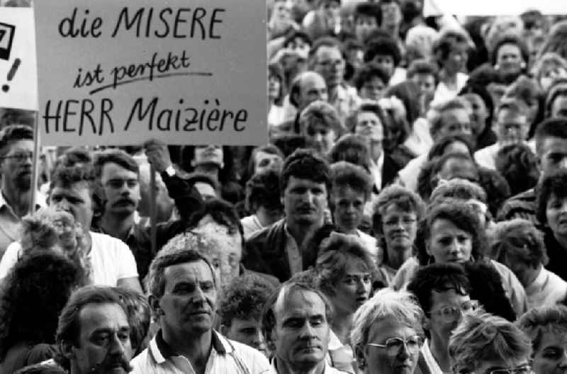 Mitte - Berlin
Handelsleute demonstrieren vor der Volkskammer
13.07.9