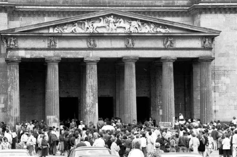 Mitte - Berlin
PDS-Demo, Kranzniederlegung UdL
08.09.9