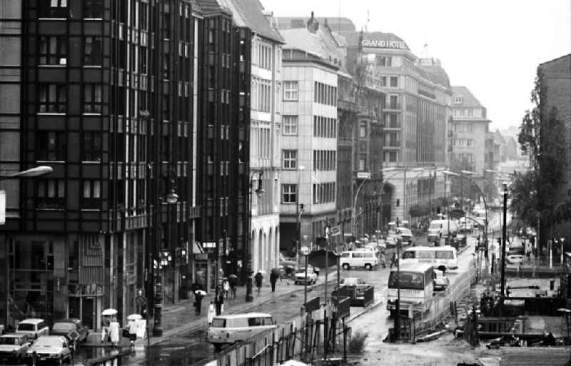 Blick über Baustelle auf die Friedrichstraße in Berlin Mitte.