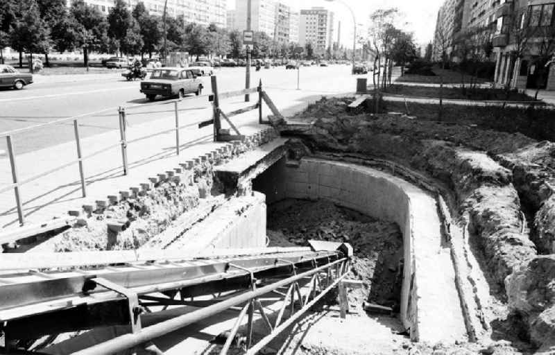 U-Bahnausgang Köpenickerstraße/Heinrich-Heine Straße
Mitte/Berlin
1.08.1990
Winkler
Umschlag Nr.:100