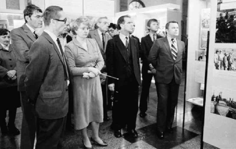 21.12.1982
Eröffnung der Ausstellung anlässlich des 60.Jahrestages der UdSSR im Museum für Deutsche Geschichte in Berlin-Mitte

Umschlagnr.: 125