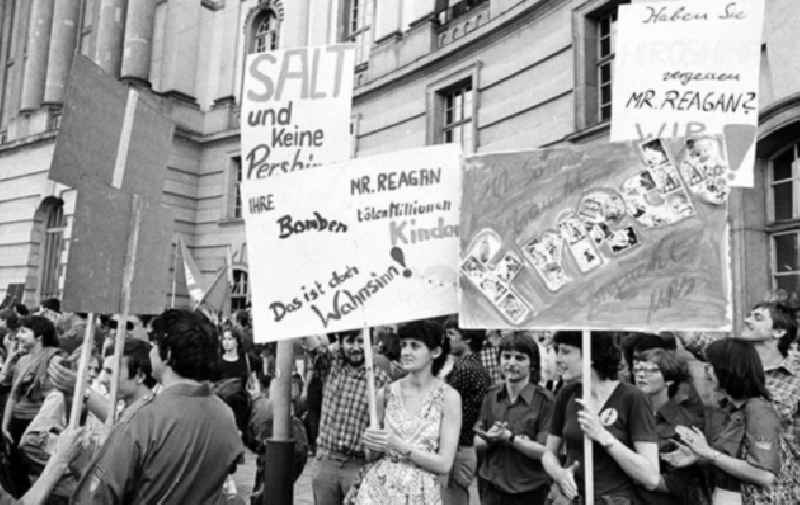 27.05.1982
Friedenskundgebung auf dem Bebelplatz in Berlin-Mitte

Umschlagnr.: 54