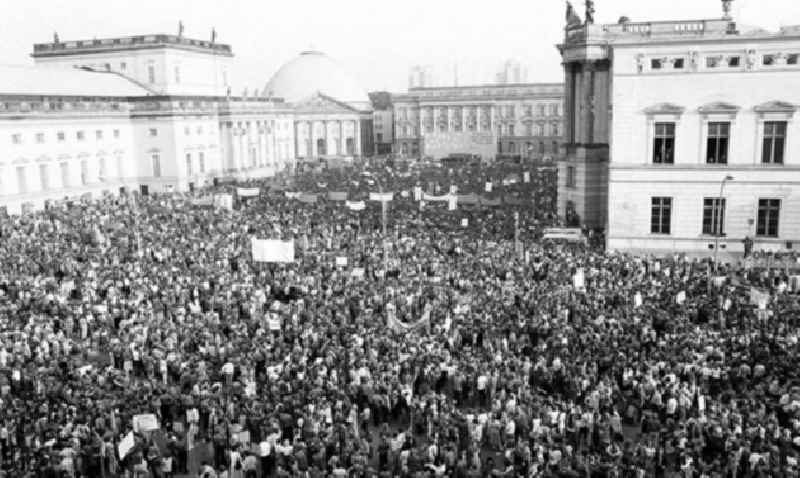 27.05.1982
Friedenskundgebung auf dem Bebelplatz in Berlin-Mitte

Umschlagnr.: 54