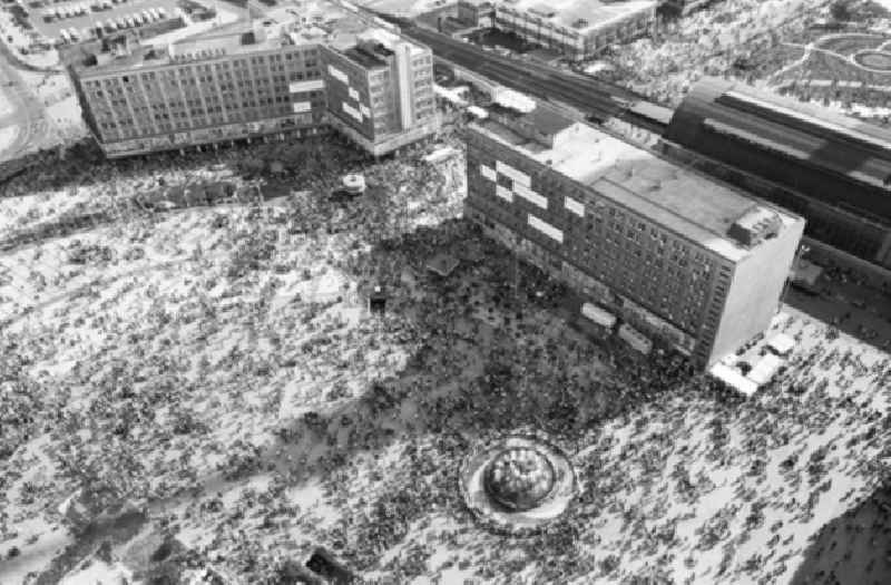 29.07.1973
Massen um den Alexanderplatz
Veröffentlicht 6. August
1