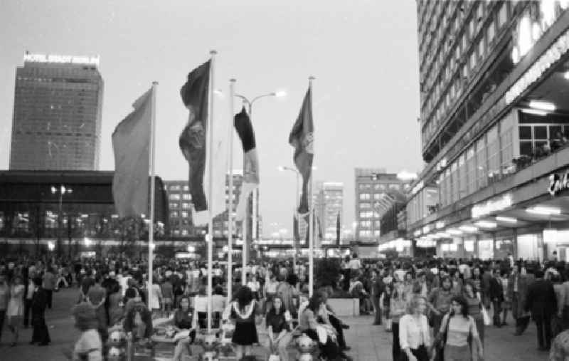 29.07.1973
Berlin - Alexanderplatz
Nächtliches Treiben
1