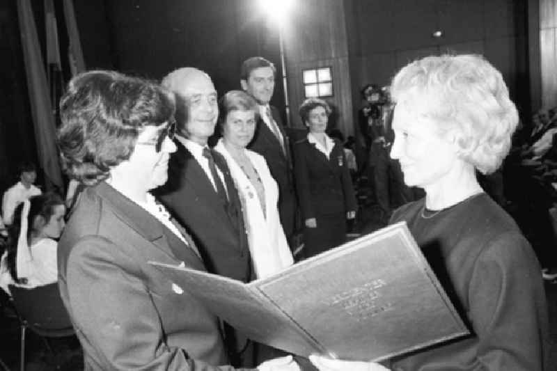 Margot Honecker überreicht Auszeichnung zum Tag des Lehrer im Ministerrat / Staatsrat.