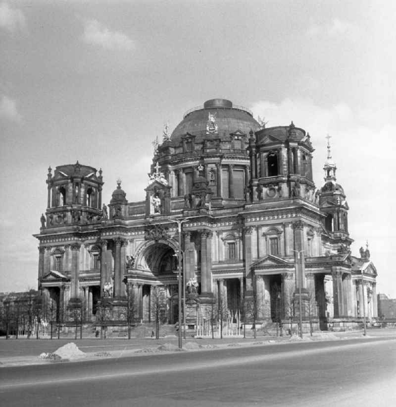 The Berliner Dom, actually Oberpfarr- and Cathedral Church of Berlin, evangelical church. He is one of the largest Protestant churches in Germany and the largest church in Berlin. Here with the still provisional dome