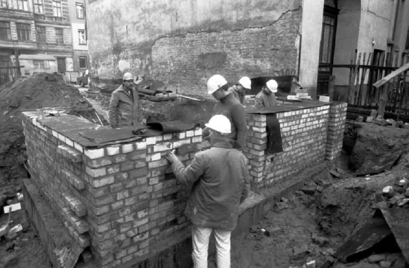 Besuch des Bauministers im Reko-Gebiet Prenzlauer Berg / Husemannstraße
28.11.89