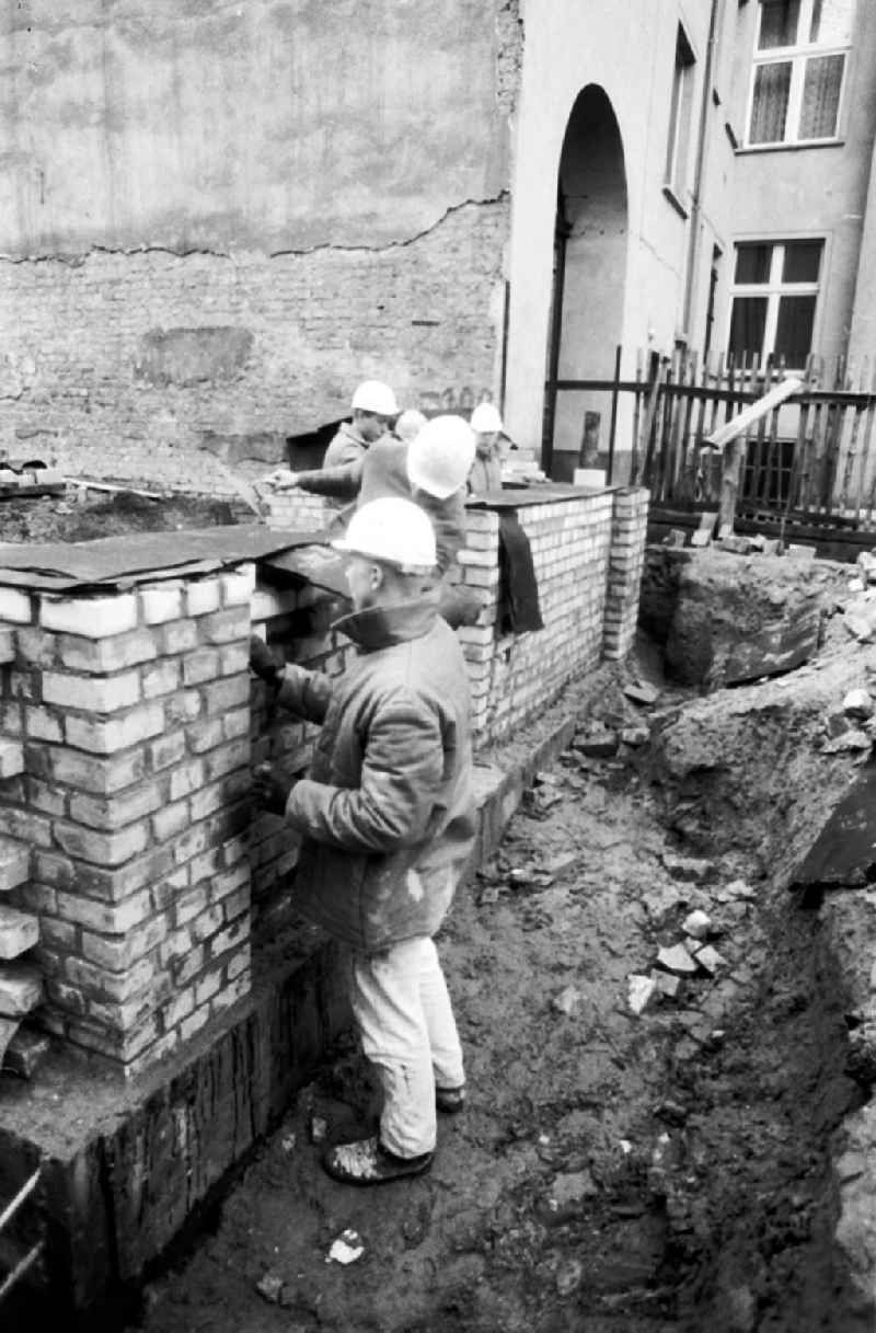 Besuch des Bauministers im Reko-Gebiet Prenzlauer Berg / Husemannstraße
28.11.89