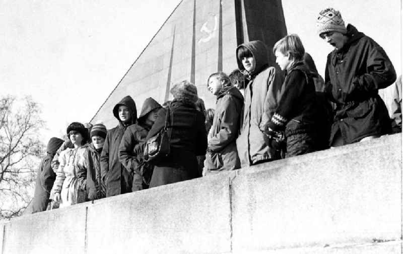 1985
Gruppenfoto Schülerklasse am sowjetischen Ehrendenkmal, Berlin (Treptow)