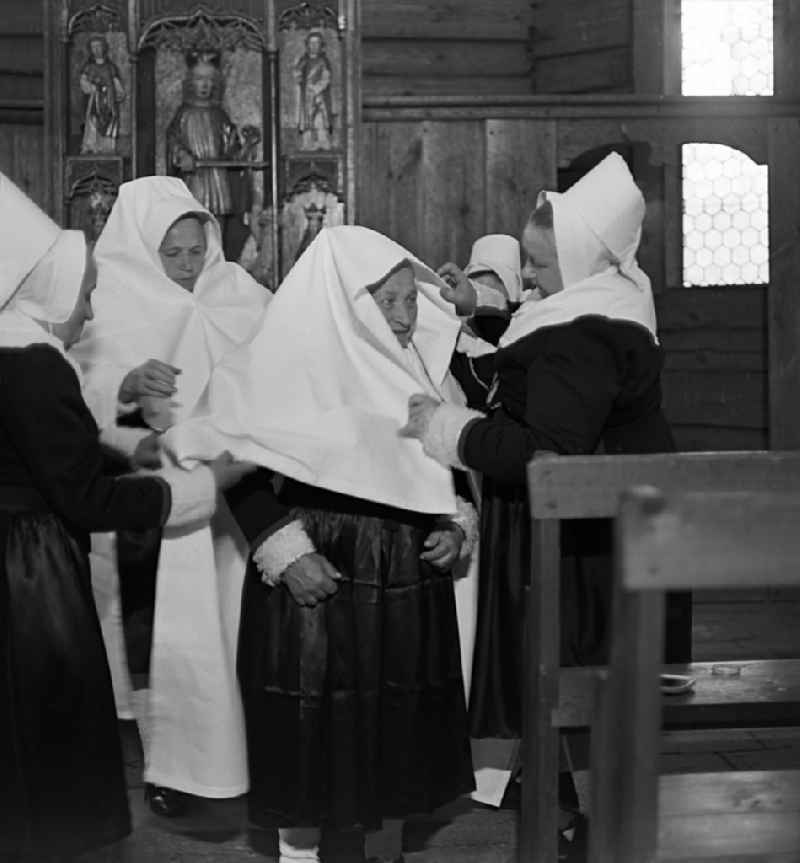Sorbian women in white mourning costume in a church in Boxberg/Oberlausitz, Saxony in the territory of the former GDR, German Democratic Republic