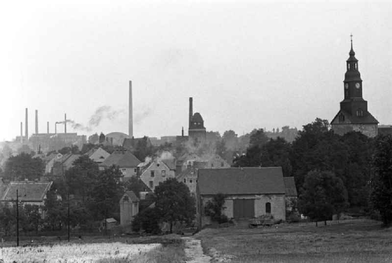 Blick auf die Häuser und die Kirche St. Michaelis von Brand-Erbisdorf im Erzgebirge.