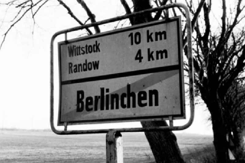 13.11.1986 Ortseingangsschild und Ausgangsschild von der Statd Berlinchen mit Enfernungen unter anderen zu Wittstock.