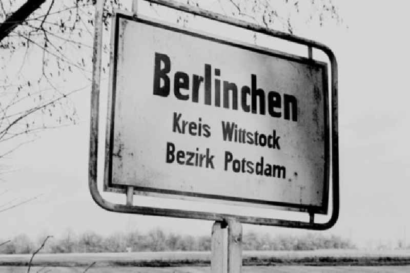 13.11.1986 Ortseingangsschild und Ausgangsschild von der Statd Berlinchen mit Enfernungen unter anderen zu Wittstock.