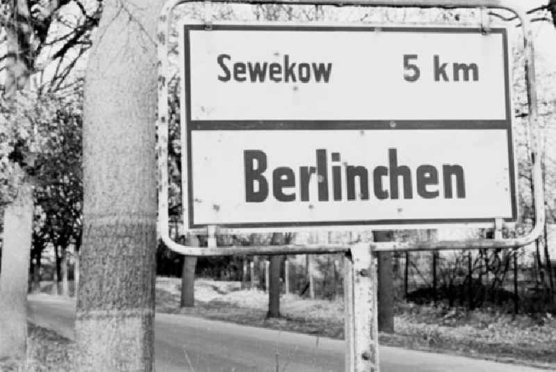 13.11.1986 Ortseingangsschild und Ausgangsschild von der Statd Berlinchen mit Enfernungen unter anderen zu Wittstock.