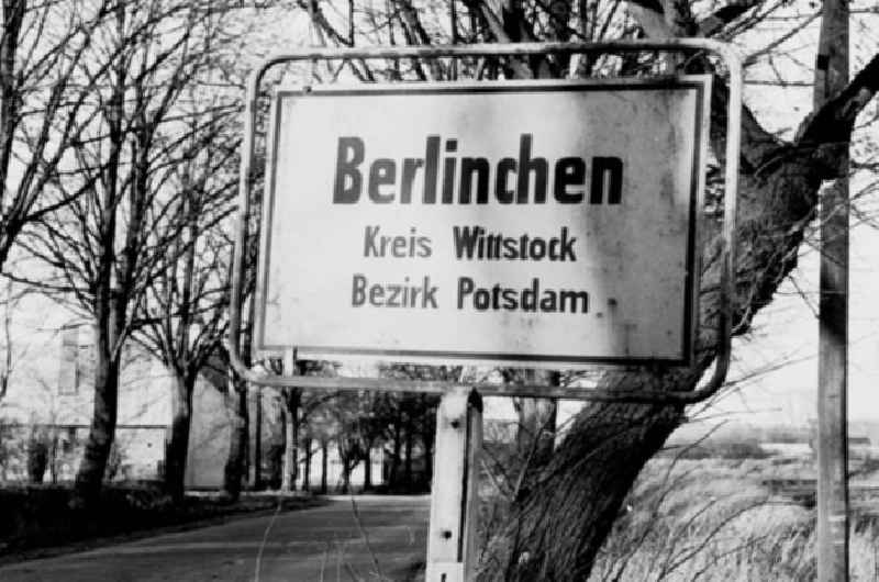 13.11.1986 Ortseingangsschild und Ausgangsschild von der Statd Berlinchen mit Enfernungen unter anderen zu Wittstock.