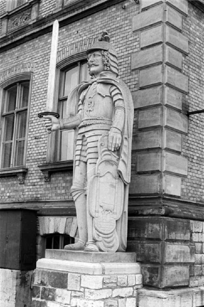 Der Roland am Rathaus in Calbe (Saale). Ein Roland ist Symbolfigur für städtische Freiheiten, für Marktrecht und eine eigene Gerichtsbarkeit. Der in Calbe war usrsprünglich aus Holz und wurde erstmals urkundlich 1381 erwähnt. Nach dem Rathausbrand 1875 wurde der Roland eingelagert, erst seit der 1000-Jahrfeier 1936 steht er wieder vor dem Rathaus. Der hölzerne Roland fand in den ersten Nachkriegsjahren des 2. Weltkrieges ein schlimmes Ende. Infolge Brennstoffknappheit diente er als Heizmaterial. Der jetzige Roland befindet sich seit dem